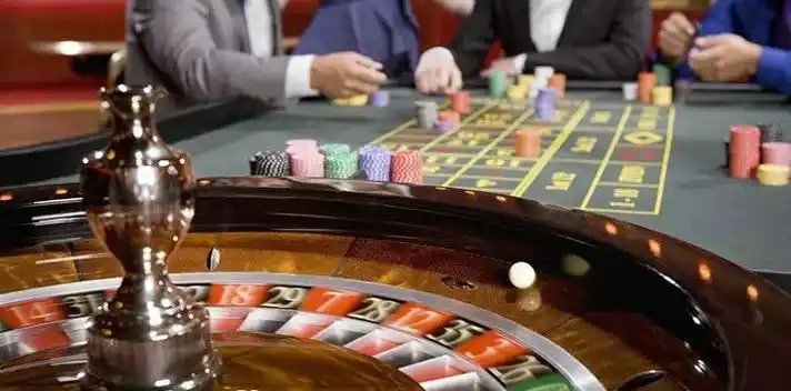Dealer revealing hand in Caribbean Stud
