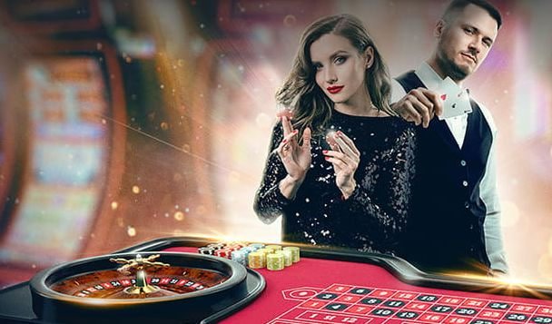 Wolf Gold free spins bonus feature with moon scatter symbols